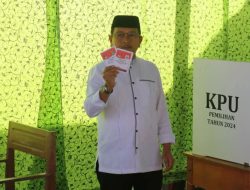 Yaumil Resmi Berikan Hak Suara Di TPS 10 Kelurahan Pasangkayu