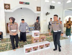 Lebih Dekat dengan Masyarakat, Dirlantas Polda Sulbar Bagikan Sembako dan Perlengkapan Sholat