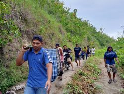 Warga Dusun Pusu Bergotong Royong Membantu Warga Sakit di Desa Pao-Pao