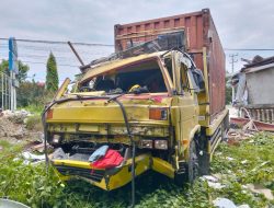 Truk Kontainer Tabrak Apotik dan Rumah Di Polman