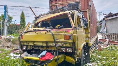 Truk Kontainer Tabrak Apotik dan Rumah Di Polman