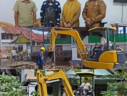 Pemkab Polman Turunkan Ekskavator Atasi Banjir Kenje