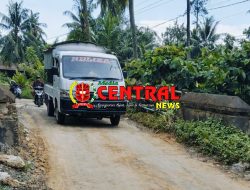Warga Babana Protes Truk CPO Over Tonase